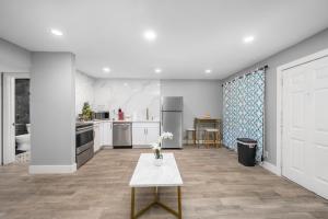 Fully Equipped 1BR with King Bed, Pool & Free Parking