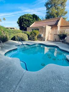 Charming 2-Bedroom Condo in Enchanting Palm Spring