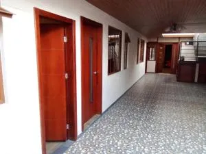 BAJO LA MONTAÑA - Ambato