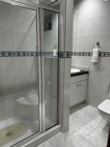 Luxury Vancouver Suite Near Skytrain with Direct Access to YVR & Downtown