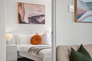 Gorgeous City Views 64th Floor 3BR APT with Pool & Gym