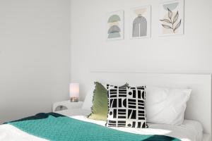 Gorgeous City Views 64th Floor 3BR APT with Pool & Gym