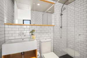 Gorgeous City Views 64th Floor 3BR APT with Pool & Gym