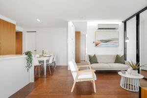 Gorgeous City Views 64th Floor 3BR APT with Pool & Gym