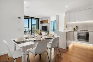 Gorgeous City Views 64th Floor 3BR APT with Pool & Gym