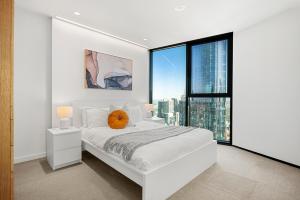 Gorgeous City Views 64th Floor 3BR APT with Pool & Gym
