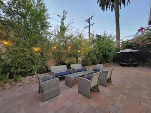 3 bedroom guest suite first floor unit with nice patio area right next to the MrC Hotel 10 minutes from Rodeo Drive Washer Dryer WIFI and more - Appartamenti, Los Angeles