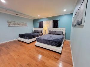 3 bedroom guest suite first floor unit with nice patio area right next to the MrC Hotel 10 minutes from Rodeo Drive Washer Dryer WIFI and more