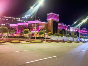 Luxury 2BR Corner near Solaire & Okada II Sunset