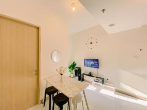 Cozy 2BR Tokyo Riverside PIK 2 Apartment By Travelio