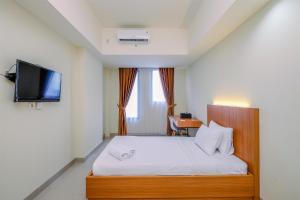Comfy Studio at Evenciio Margonda Apartment By Travelio