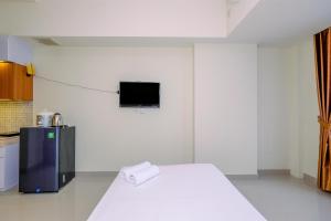 Comfy Studio at Evenciio Margonda Apartment By Travelio