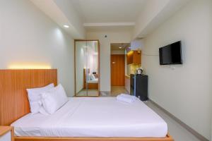Comfy Studio at Evenciio Margonda Apartment By Travelio
