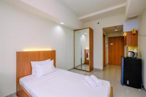 Comfy Studio at Evenciio Margonda Apartment By Travelio