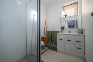 B1 AirportHaven - Free Parking & Modern Comfort