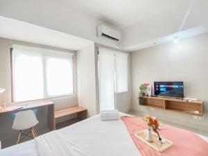 Modern Look Studio Apartment at Gateway Park LRT City Jatibening By Travelio