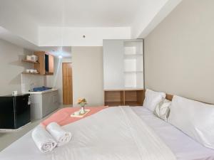 Modern Look Studio Apartment at Gateway Park LRT City Jatibening By Travelio