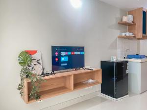 Modern Look Studio Apartment at Gateway Park LRT City Jatibening By Travelio