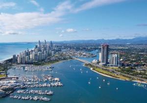 Elegant Splendor 3 bedroom Apartment with Tram Access