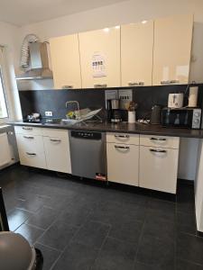 IaM 100 Qm 7 Betten ,Schlafcouch, mit Balkon, Küche, 3 Schlafzimer, 2 Badezimmer