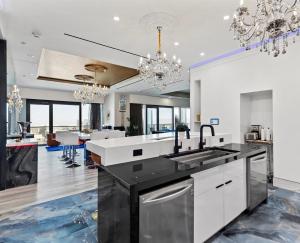 Luxury 4000 sqft Penthouse at Palms Place 56 Floor