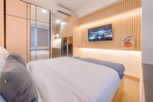 Cozy and Well Furnished Studio Collins Boulevard Apartment By Travelio