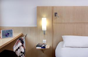 Hotels ibis Clermont Ferrand Montferrand : Chambre Familiale avec 1 Lit Double et 2 Lits Simples