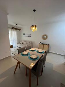 AP Praia das Toninhas for 5 people, 450m beach