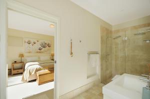 Situated on Escarpment Walks w Late Checkout & Parking