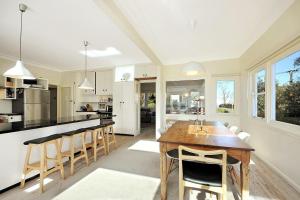 Situated on Escarpment Walks w Late Checkout & Parking