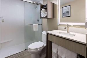 Queen Room - Non-Smoking room in Ramada by Wyndham Parsippany