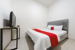 RedDoorz at Flamboyan Harapan Indah - 贝克西