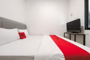 RedDoorz at Flamboyan Harapan Indah