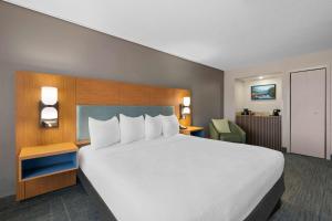 Country Inn & Suites by Radisson, Near The National Sports Center, Coon Rapids, MN