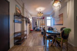 Athenian Urban Art Apartment - Live Athenian Life