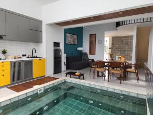 Kyoto House - KBP with Onsen style pool, Warm water, Near Parahyangan Golf