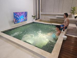 Kyoto House - KBP with Onsen style pool, Warm water, Near Parahyangan Golf