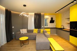 Imperial Visar Apartment Yellow