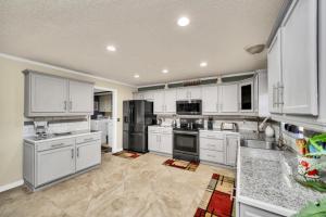 Family-Friendly 9 Bedroom Villa 6116