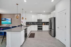 Modern 9 Bedroom Oasis for Large Groups 6272