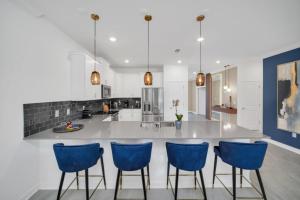 Modern 9 Bedroom Oasis for Large Groups 6272