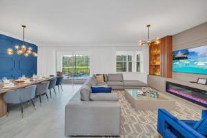 Modern 9 Bedroom Oasis for Large Groups 6272