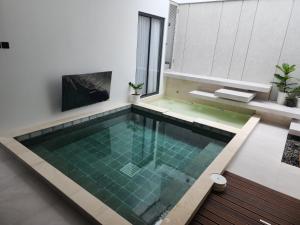 Kyoto House - KBP with Onsen style pool, Warm water, Near Parahyangan Golf