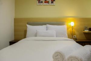 Modern 1BR with Sofa Bed at Cinere Bellevue Suites Apartment By Travelio