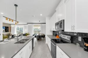 Chic Villa with 6 Bedrooms and Game Room 6300