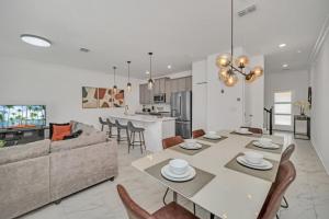 Cozy 4 Bedroom Urban Oasis 6326