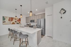 Cozy 4 Bedroom Urban Oasis 6326