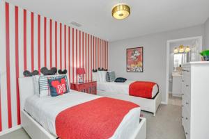 Cozy 4BR Cottage with Fireplace 6379