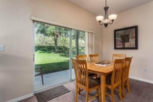 Stay Near Disney at Orlando Townhome 6444 Sleeps 8