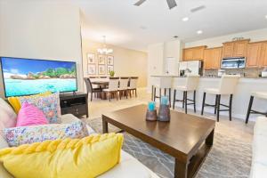 Orlando Townhome 6453: Your Private Pool Getaway